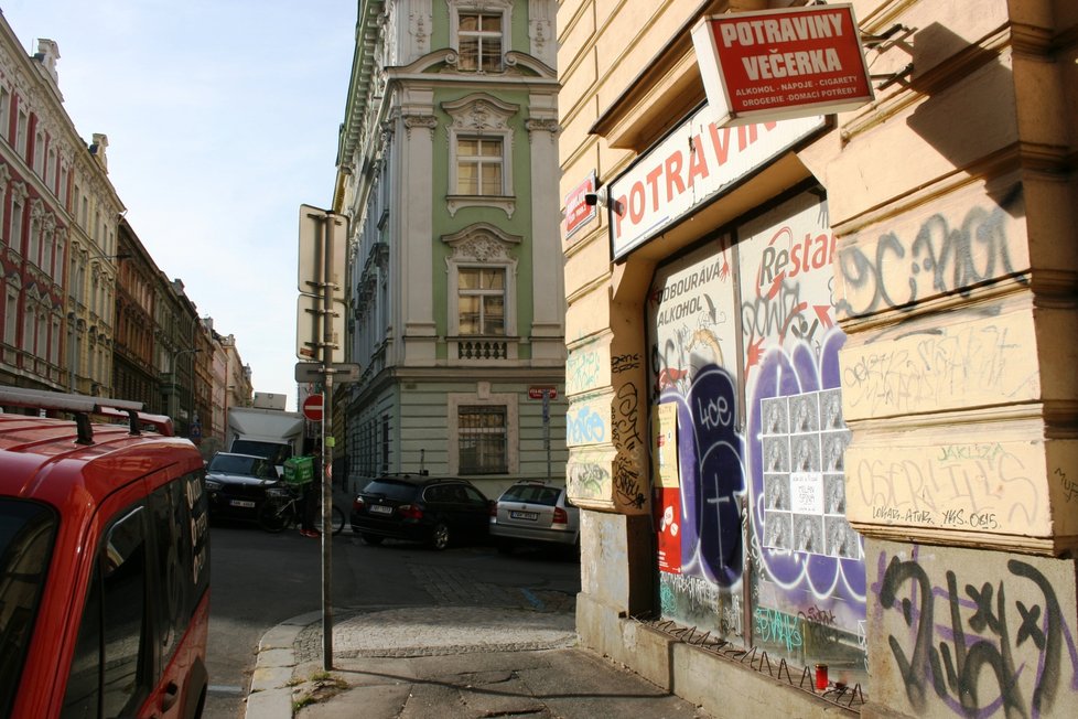 V Bořivojově ulici na Žižkově vzniklo pietní místo jako vzpomínka na místní ikonu MC Špínu, který v říjnu zemřel. U místní večerky prý často postával. (27. října 2021)