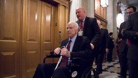 Léčba republikánského senátora Spojených států Johna McCaina, který trpí mimořádně zhoubným nádorem na mozku, takzvaným glioblastomem, má vedlejší účinky, kvůli kterým musel být vlivný zákonodárce hospitalizován.