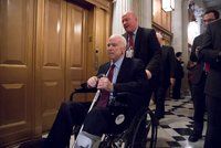 Senátor McCain musel do nemocnice. Léčba nádoru mozku má vedlejší účinky