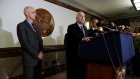 Léčba republikánského senátora Spojených států Johna McCaina, který trpí mimořádně zhoubným nádorem na mozku, takzvaným glioblastomem, má vedlejší účinky, kvůli kterým musel být vlivný zákonodárce hospitalizován