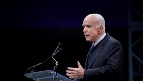 Léčba republikánského senátora Spojených států Johna McCaina, který trpí mimořádně zhoubným nádorem na mozku, takzvaným glioblastomem, má vedlejší účinky, kvůli kterým musel být vlivný zákonodárce hospitalizován