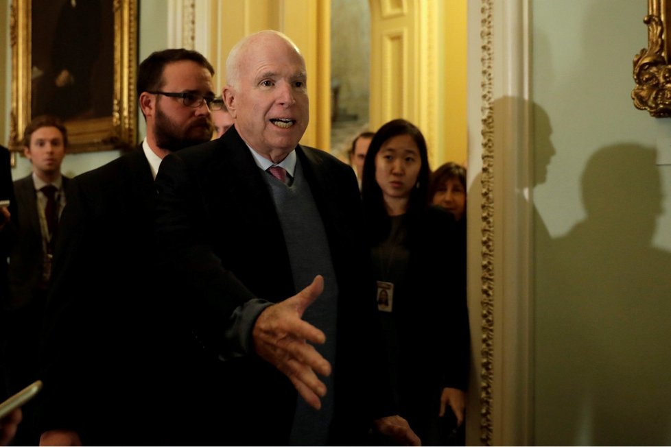 Léčba republikánského senátora Spojených států Johna McCaina, který trpí mimořádně zhoubným nádorem na mozku, takzvaným glioblastomem, má vedlejší účinky, kvůli kterým musel být vlivný zákonodárce hospitalizován.
