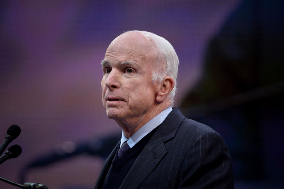 Vlivný americký republikánský senátor John McCain podlehl rakovině mozku.