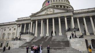 „John byl mužem pevných zásad“. USA se rozloučily se zesnulým senátorem McCainem