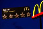 Australanka Sarah popsala hrůzy noční šichty v McDonald&#39;s. Jako důkaz ukázala svoji jmenovku.