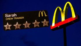 Australanka Sarah popsala hrůzy noční šichty v McDonald&#39;s. Jako důkaz ukázala svoji jmenovku.