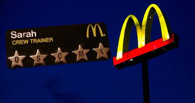 Australanka Sarah popsala hrůzy noční šichty v McDonald&#39;s. Jako důkaz ukázala svoji jmenovku.