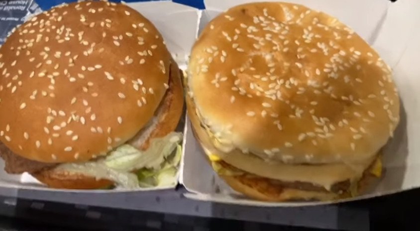 Čerstvý Big Mac vlevo a 14 měsíců starší vpravo.