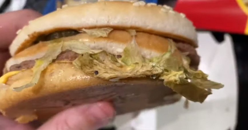 Big Mac, který byl zakopaný pod zemí více než rok. Pro jednoho nechutnost, pro Matta pochoutka.