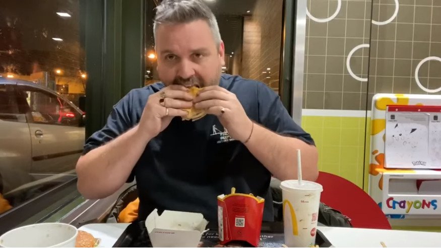 Muž na zahradě zakopal menu z McDonaldu: Po 14 měsících ho celé spořádal.