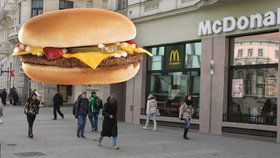 McDonald's zdražil cheeseburger. „To ho smaží na másle?“ diví se Češi