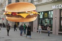 McDonald's zdražil cheeseburger. „To ho smaží na másle?“ diví se Češi