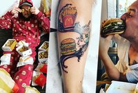Věrný fanoušek McDonald's jí ve fast foodu každý den. David si nechal logo firmy vytetovat na nohu!