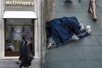 McDonald’s rozdá hamburgery bezdomovcům. Charitou si chce usmířit Vatikán
