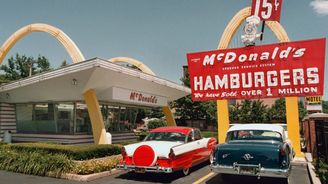 McDonald's slaví kulatiny. Značka pro dnes fastfoodový řetězec vznikla před 80 lety