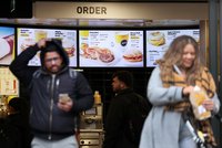 Sexuální skandál v McDonald’s: Po průšvihu s Čechy jako otroky žalují fastfood stovky lidí