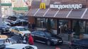 McDonald&#39;s v Rusku zavírá všechny restaurace. Lidé na poslední chvíli nakupují hamburgery.