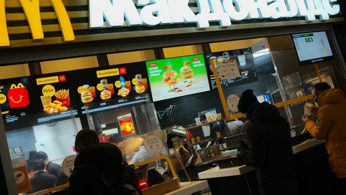 McDonald&#39;s v Rusku zavírá všechny restaurace. Lidé na poslední chvíli nakupují hamburgery.