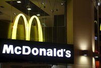 Rus vysoudil od McDonald's za verše 74 tisíc. Chtěl však miliony