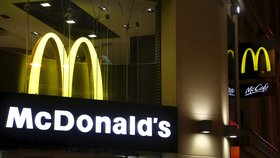 Rus vysoudil od McDonald's za verše 74 tisíc. Chtěl však miliony