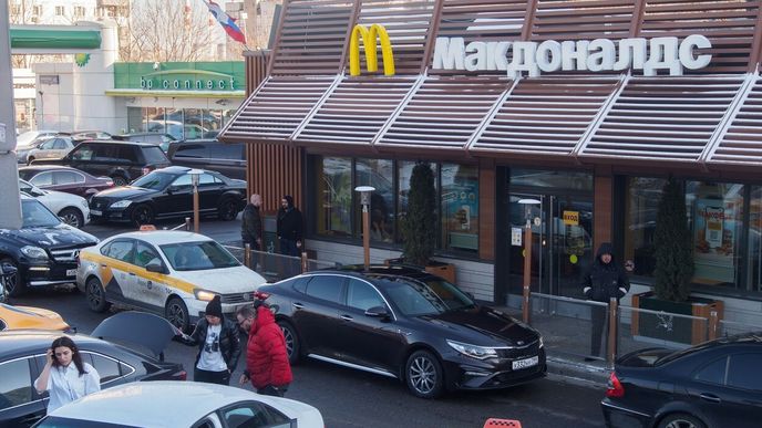 McDonald&#39;s prodá svůj ruský byznys současnému provozovateli, změní tam název 