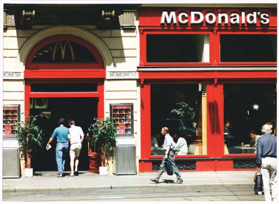 První McDonald&#39;s byl otevřen ve Vodičkově v roce 1992.