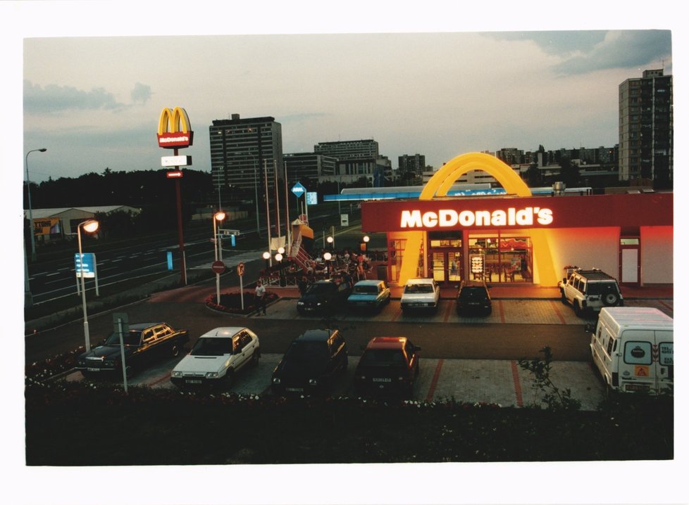 Postupně McDonaldy přibývaly i v dalších lokalitách a městech.