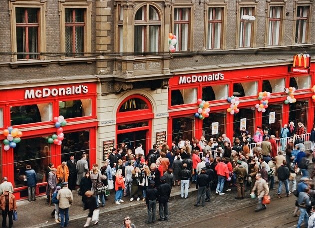 Fronty se stály i přesto, že byl McDonald&#39;s drahý. Cheeseburger stál 21,- Kčs, přitom průměrná mzda byla menší než 5 tisíc korun.