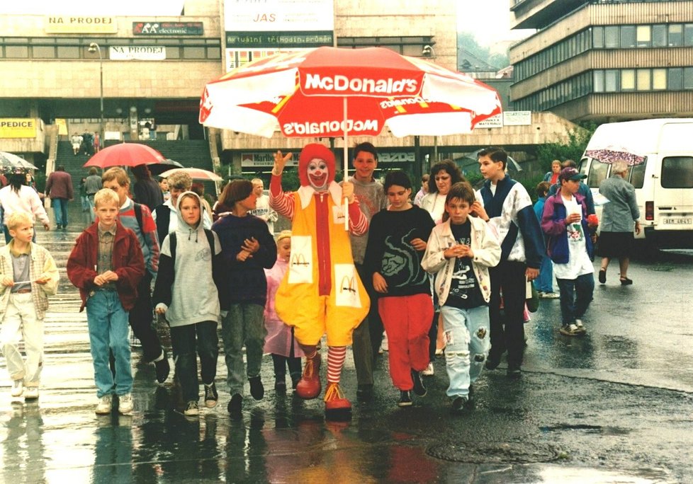 McDonald cílil i na dětské návštěvníky. Happy Mealy se začaly v Česku prodávat v roce 1995.