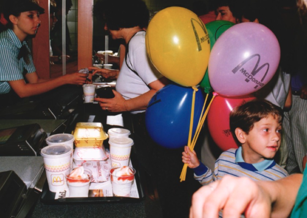 Děti se radovaly z balónků, které dostávaly od personálu restaurace.