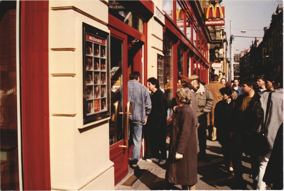 Do prvního českého McDonaldu se stály dlouhé fronty.