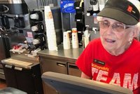 Důchodkyně (94) už 44 let pracuje v McDonaldu. Jaké jídlo ji drží naživu?
