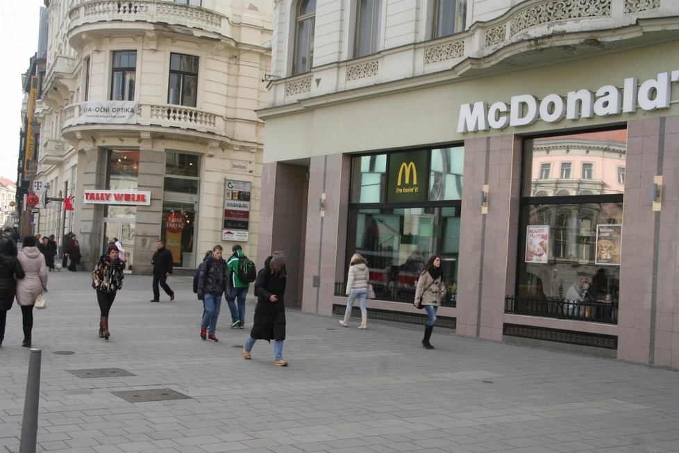 Sousední oděvní řetězec Tally Weijl platí nájem 3917 korun za metr čtvereční a měsíc. Smlouvu má na 5 let. McDonald’s platí v Brně nájemné 222,50 korun za metr čtvereční za měsíc.