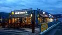 Součástí nákupního parku v Praze na Poděbradské ulici, který je nyní na prodej, je restaurace McDonald’s.