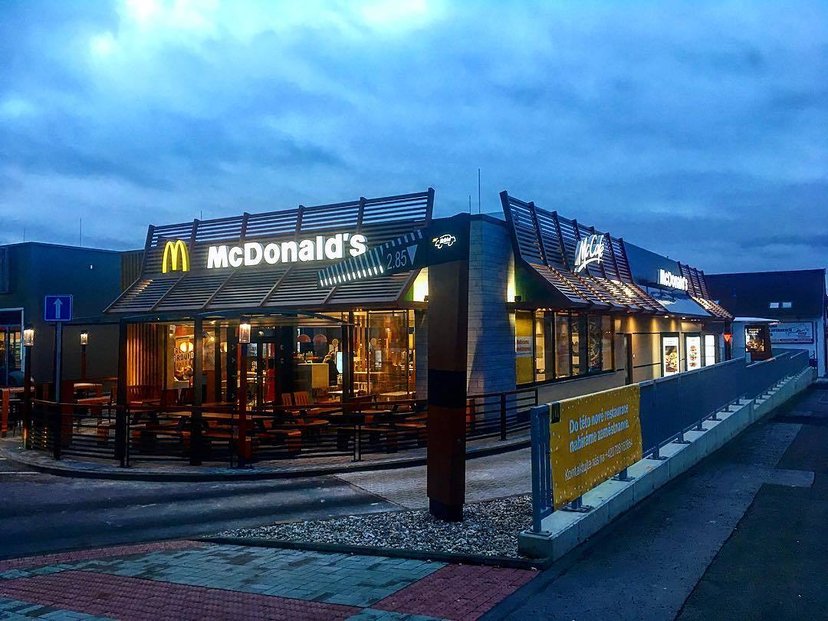 Součástí nákupního parku v Praze na Poděbradské ulici, který je nyní na prodej, je restaurace McDonald’s.