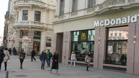 McDonald’s na náměstí Svobody v Brně v červenci nakonec neskončí, jeho provozovatelé nakonec přistoupili na téměř čtyřnásobné navýšení nájemného.