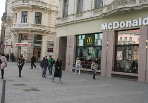 McDonald’s na náměstí Svobody v Brně v červenci nakonec neskončí, jeho provozovatelé nakonec přistoupili na téměř čtyřnásobné navýšení nájemného.