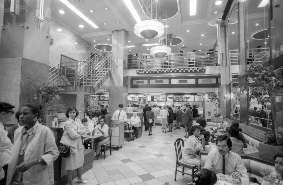 Pobočka McDonald’s v New Yorku. Ve fastfoodu tehdy pracovali vrátný, hosteska  i butikář, který prodával trička a další vybavení.