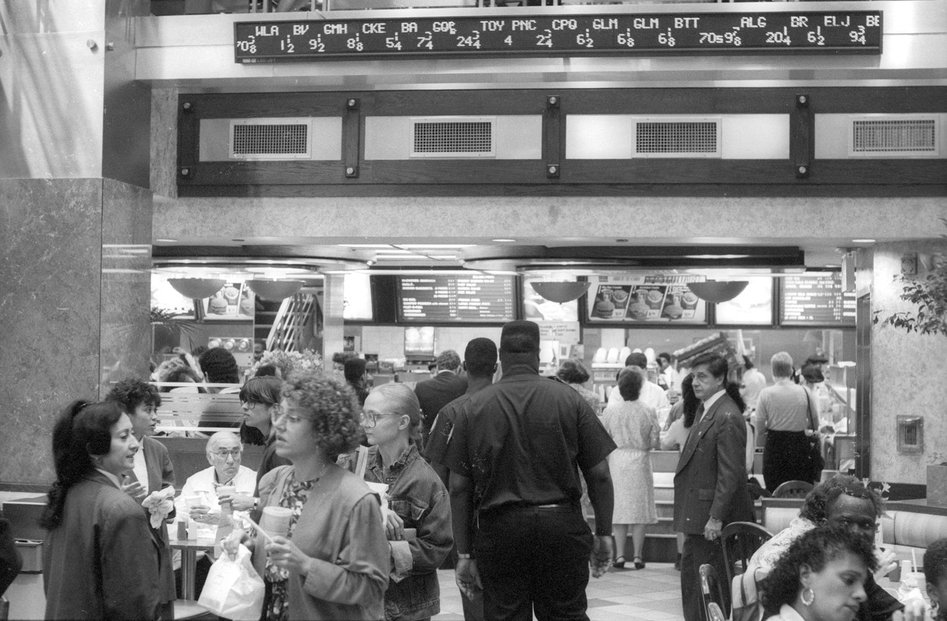 Pobočka McDonald’s v New Yorku. Ve fastfoodu tehdy pracovali vrátný, hosteska  i butikář, který prodával trička a další vybavení.