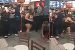 Rozzuřená žena ve videu hází s mužem jako s panenkou: »Silný úder«! smějí se sportovní hvězdy