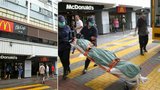 Bezdomovkyně umřela v McDonaldu: 7 hodin kolem ní lidé jedli a nikdo si jí nevšiml