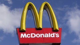 Zákazníci McDonaldu byli velmi překvapeni, když se kousek od nich na stole přímo v restauraci začalo natáčet porno