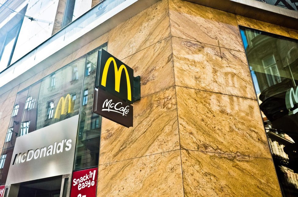 Láhev s dráty vyděsila návštěvníky berlínského McDonald´s.