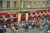 Před 31 lety v Praze otevřel první McDonald's! Prohlédněte si unikátní fotografie z prvních českých "mekáčů"