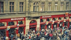 Před 32 lety v Praze otevřel první McDonald's! Prohlédněte si fotky z prvních českých "mekáčů"