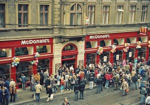 Před 32 lety v Praze otevřel první McDonald's! Prohlédněte si fotky z prvních českých "mekáčů"