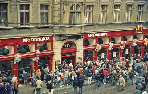 Před 32 lety v Praze otevřel první McDonald's! Prohlédněte si fotky z prvních českých "mekáčů"