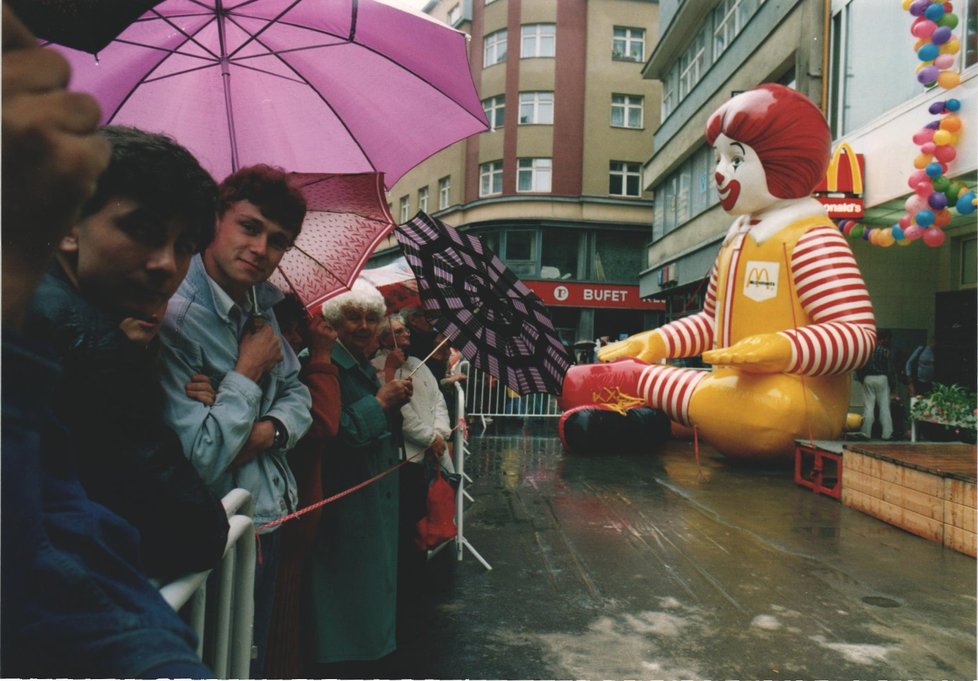 Ostravský McDonald´s byl otevřen v červenci 1993. Stal se tak první mimopražskou pobočkou