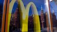 Provozovatel restaurací rychlého občerstvení McDonald&#39;s zahájil prodej svých aktiv v Rusku. V zemi má 850 provozoven a zaměstnává tam 62 tisíc lidí.