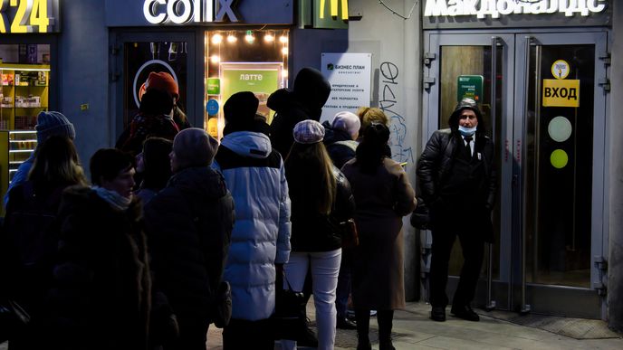 Provozovatel restaurací rychlého občerstvení McDonald&#39;s zahájil prodej svých aktiv v Rusku. V zemi má 850 provozoven a zaměstnává tam 62 tisíc lidí.